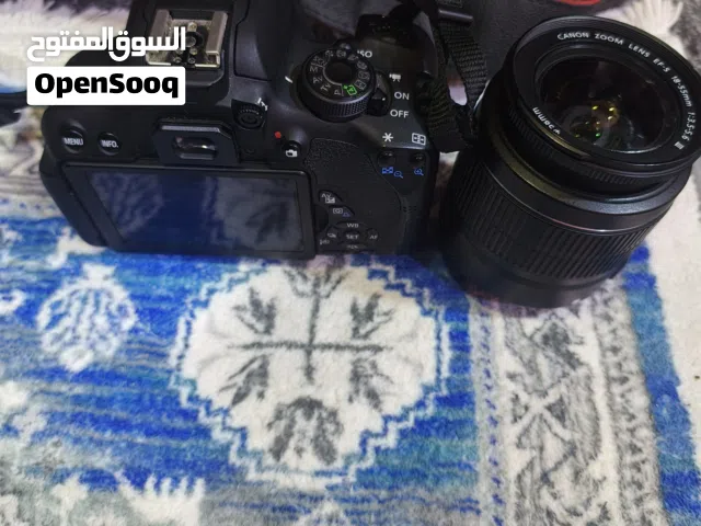 كامره نيكون700Dنضيفه وبيه 3بطاىيات وجنطه وجي وياها ناقل صوره وياها