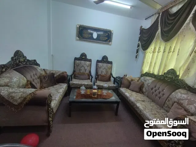 كنب شبه جديد للبيع 7 مقاعد مع طاولات استعمال خفيف جدا