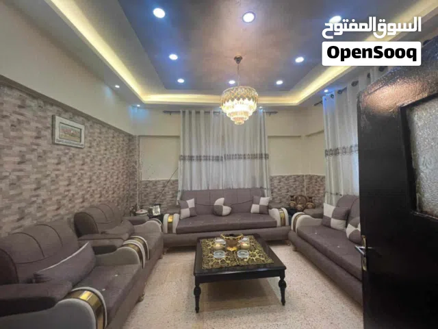 شقة للبيع تتكون من 3 غرف نوم  وحمام ومطبخ وصالون وتهوية من ثلاث جهات ومخزن