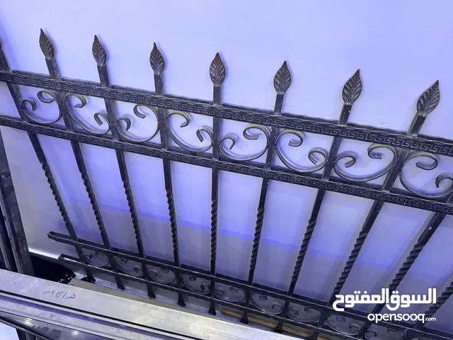للبيع شباك زجاج دبل مع إطار ألمنيوم بقياس 2×1.5 متر، مزوّد بحماية حديد نظيفة جداً — فقط بـ110 دينار