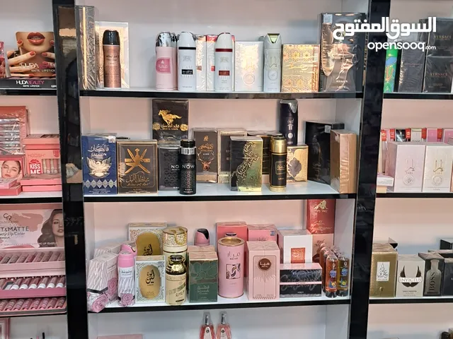 محل كامل للبيع اكسسوار مكياج عطور