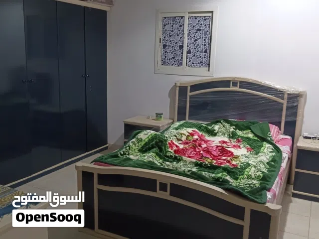 غرفه نوم كبيره بحاله جيده
