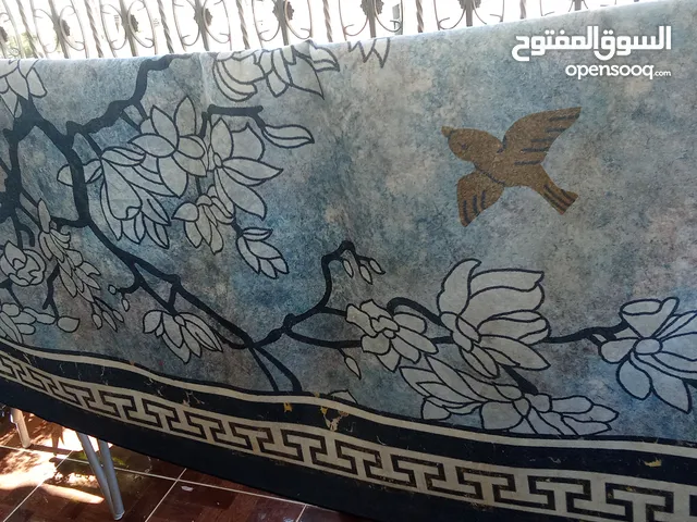 سجادة مترين بمتر وثلاثين مع طاولة مستعملة مكسورة من أحد الأطراف مع اربع كراسي