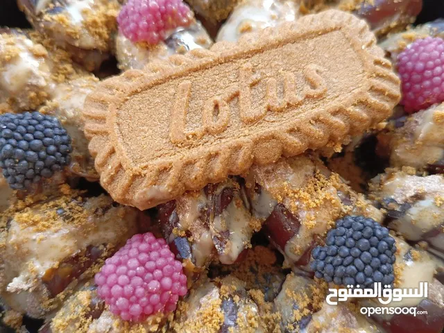 طبق التمر المحشي الجميل ذات النكهه الرائعه ومغلف باللصوص والخلطه السحريه مع قطعه اللوتس