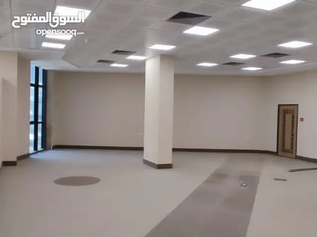 صالة أرضية للايجار تتطل علي رئيسي بن موقع تجاري ممتاز تصلح لأي نشاط تجاري