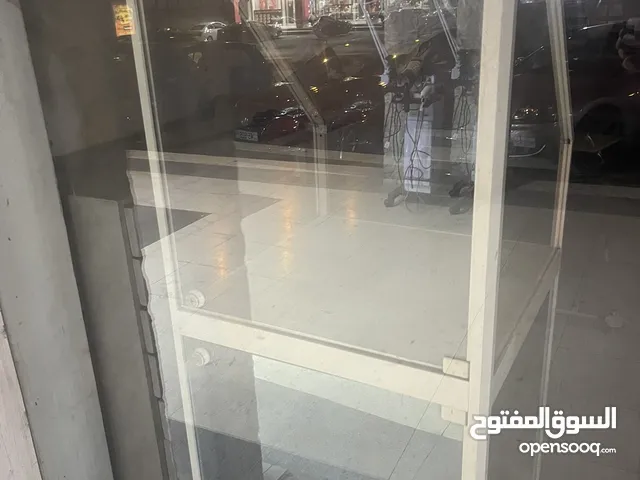 خزائن عرض المنيوم وقزاز مع رفوف خشب