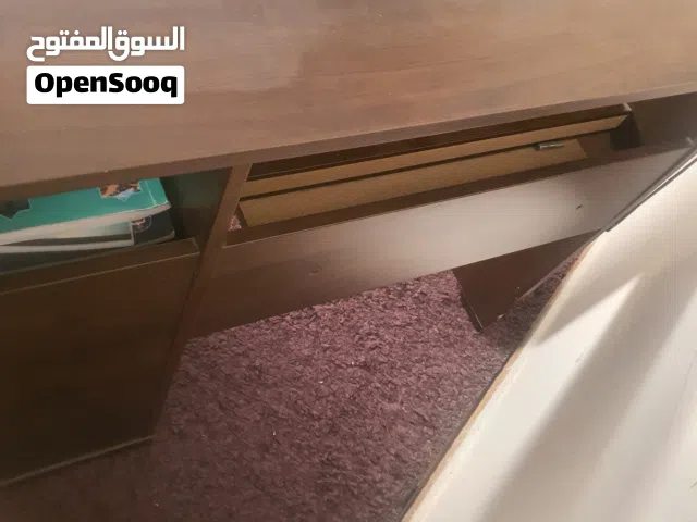 مكتب من ايكيا الخشب ممتاز وشبه جديد  بس في تقحيط على الطرف