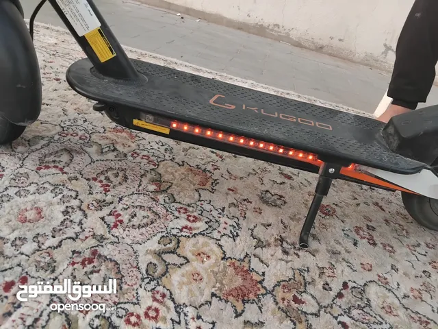 سكوتر KOGOOpro2 جديد للبيع فيه اضواء يمشي 65 كيلو متر في الساعه يمشي مسافه 15 كيلو للشحن الواحده