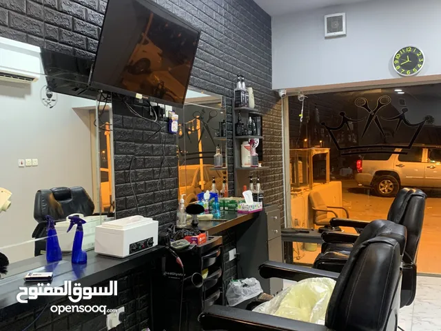 محل حلاق للبيع مغلق من 8 اشهر لسبب السفر  جاهز لمزاوله العمل الكراسي يحتاجون تنجيد