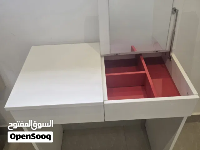 خزانة تسريح نظيفة/مكتب صغير للبيع