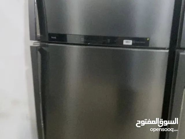 ثلاجة متوسطة الحجم