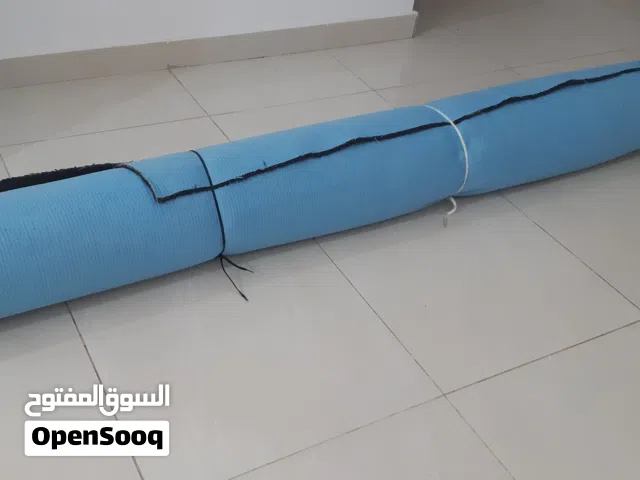 بساط مستعمل نظيف لونه أسود .. مجاني