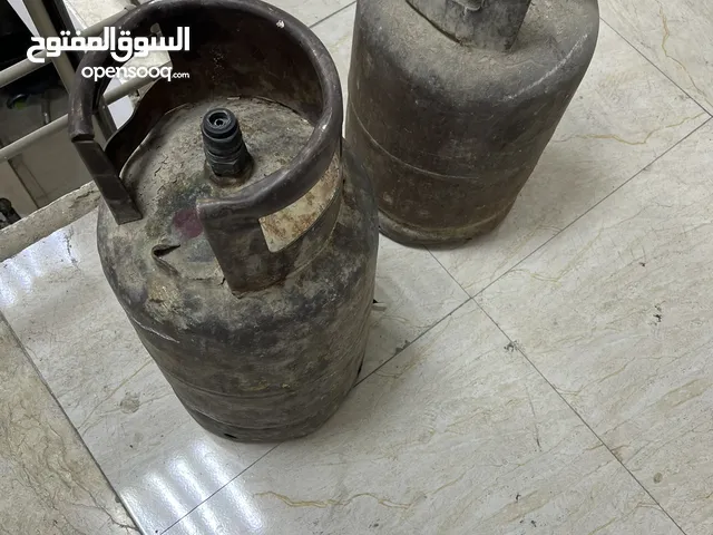 قناني غاز عدد 2 وحده منهن متروسة