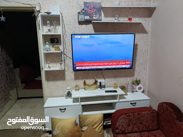طقم كنب 8 مقاعد بحاله جيده مع البرادي مع طاوله لون ابيض وطاوله رخام بالإضافة إلى ديكور شاشه