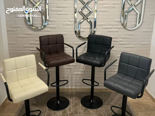 [كرسي بار عصري من الجلد الصناعي] تصميم عصري على شكل حرف L مع ظهر مربع وذراعين، جلد صناعي محكم، يمكن