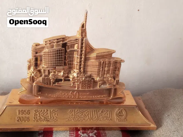 للبيع مجسم تذكاري ذهبي لقيادة شرطة دبي لسنة 2006  ، السعر : 700 درهم