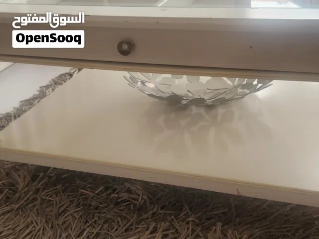 طاوله وسطيه مع كونسل لون ابيض وارد ايكيا