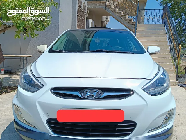 هونداي اكسنت ترخيص 2015 1.6ديزل مع فتحة سقف