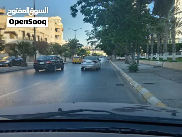 2000م للبيع في طريق السكة