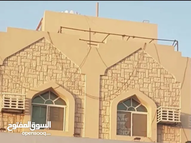 بناية بموقع استراتيج البناية على الشارع مكونه من طابقين الطابق الارضي مطعم وشقة بالدور العلوي.