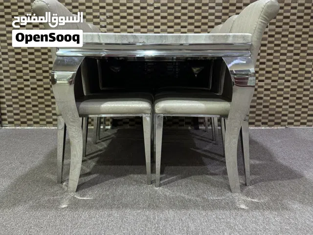 طاولة طعام استعمال قليل نظيف جداً للبيع