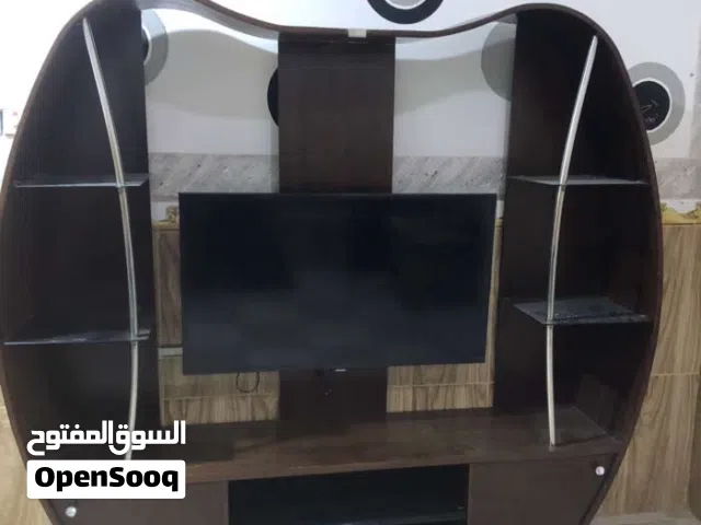 معرض وميز شاشه بنفس الوقت عرض مترين ارتفاع مترين الحاله ممتازه  للبيع سعر 250 خشب اللون صاجي