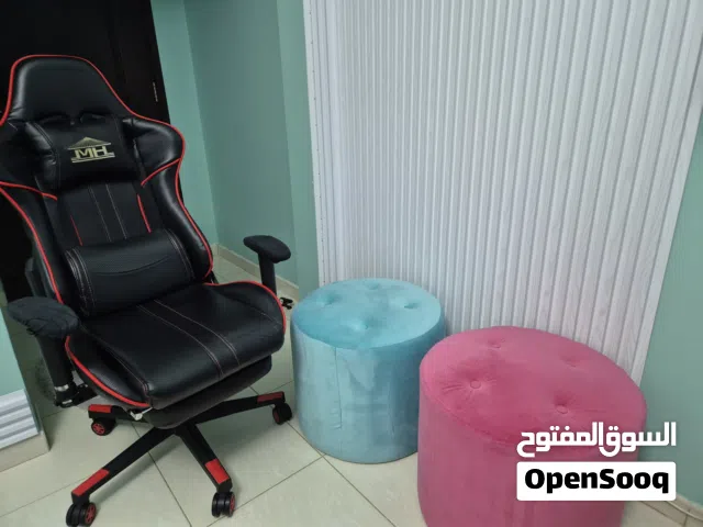 للبيع كرسي قيمنق بحجم كبير ونظيف مع مقعدين صغيرين وغطاء للمقعدين باللون الكحلي بسعر 200 قابل للتفاوض