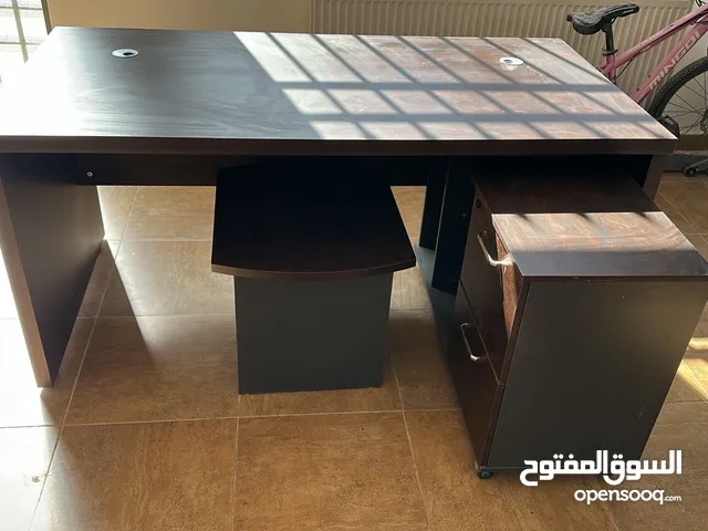 اثاث مكتبي للبيع بحالة ممتازة