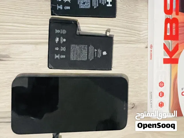 شاشات ايفون 12 pro max وحده اصليه فيها خط في بجانب شاشه والثانيه من شركة kbs وثلاثة بطاريات