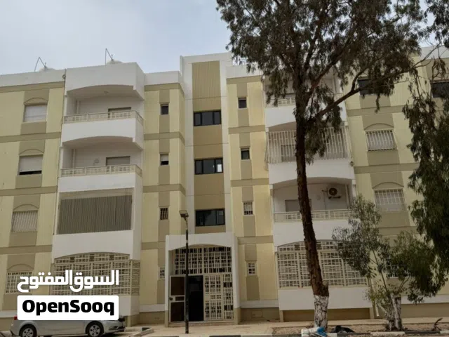شقة ارضيه للبيع في قاريونس