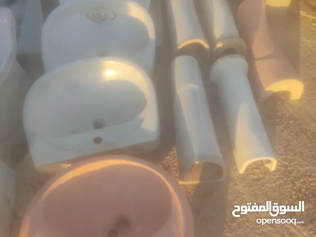 اربع مغاسل مع اجسورهن حمامات متوفر بي الون الأبيض المزخرف والون الأزرق