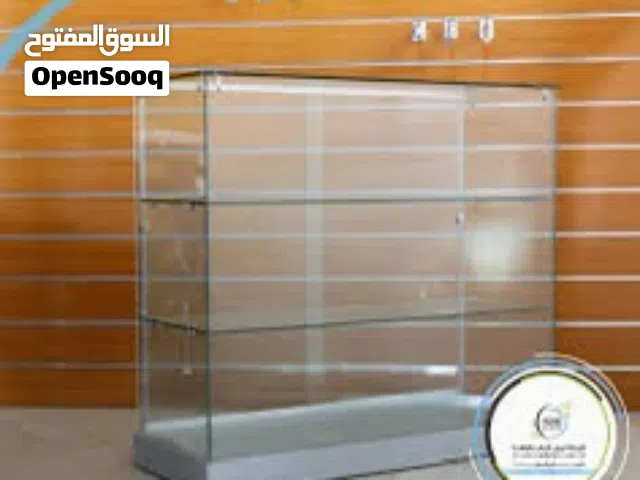 باترينا عرض زجاجية نظيفة فلات وتوجد ستاندات عرض ملابس ستيل نظيف متحرك3قطع