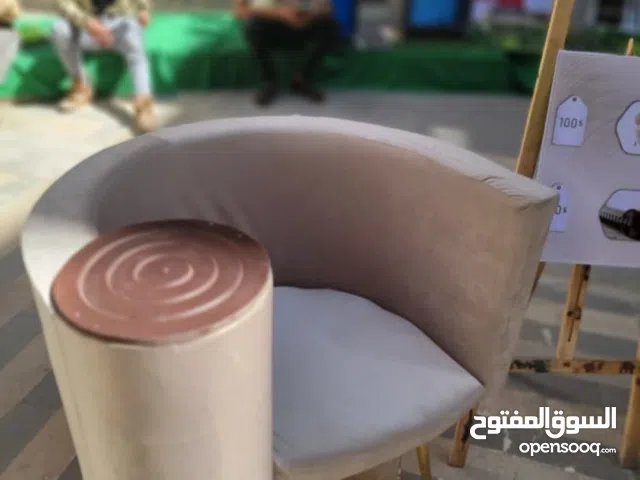 كنبة مع طاولة جانبية