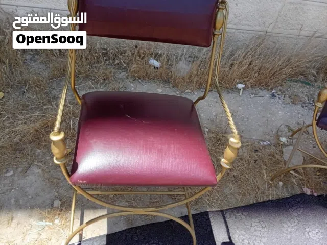 كراسي جلد حديد ثقيل بحالة ممتازة يكفي من ثمان لتسع مقاعد