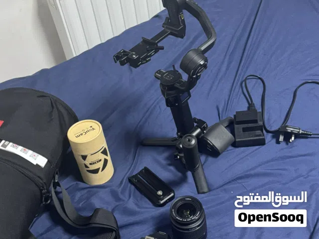 كاميرا eos 250d مع عدسة 18-55mm ومواد التنظيف كامله مع مانع اهتزاز zhiyun weebill 3s مع شنته للتصوير