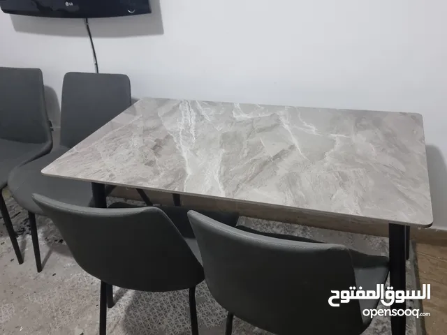 طاولة طعام فاخرة للبيع صناعة أوروبية مع 4 كراسي للبيع