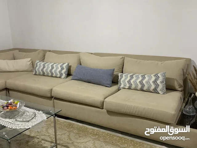 كنب زاوية أنيق مكوّن من 4 قطع بلون بيج راقٍ، تصميم مريح وعصري، خشب ثقيل وجودة عالية، بحالة ممتازة