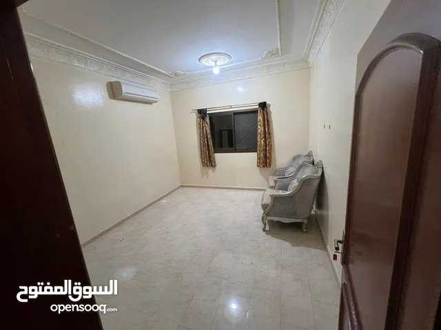 متاح غرفة داخل شقة بالمرور مقابل جامعة خليفه 
050996695