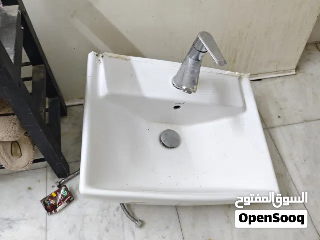 مغسلة مستعمله نضيفه ا شبه جديدهللون ابيض