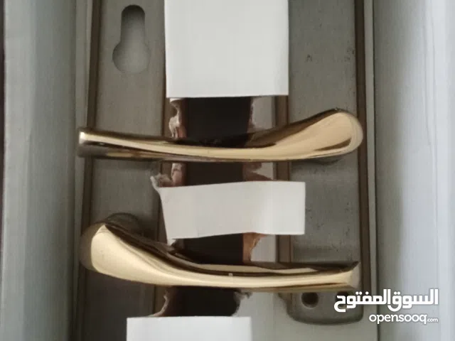 أيادي ابواب خشب داخلي عدد 3 مستعملة + حنفية مغسلة صيني مستعمل بحالة جيدة