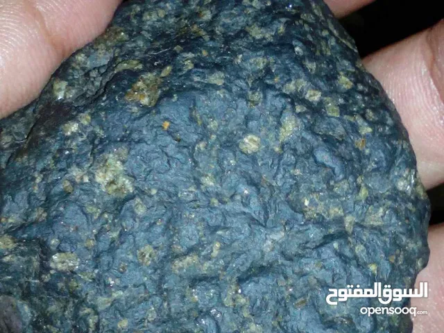 حجر نيزكي الثمين واصيل