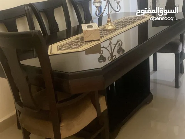 طتولة سفرة لون بني 6 كراسي  + قنصل بحالة ممتازه للبيع