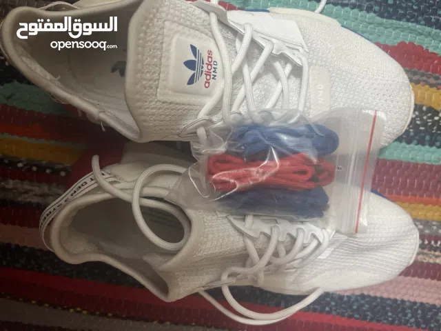 كوتشي اديداس ابيض استخدام خفيف