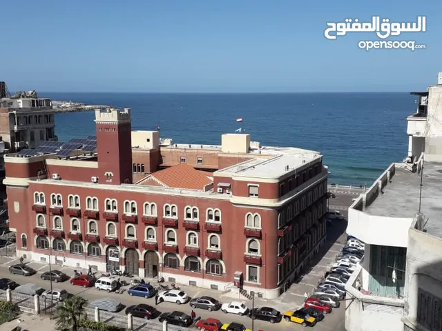 شقه للبيع 150 متر بالشاطبي موقع متميز يري البحر من منافذ الشقه و الغرف غير مجروحه -ڤيو متميز للغايه