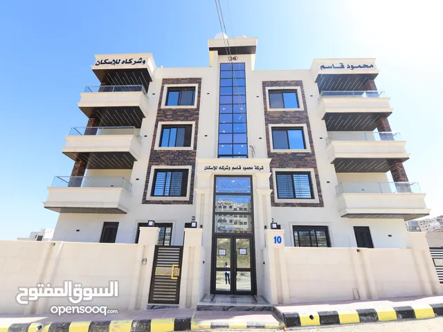 شقة مع روف مميز باجمل مناطق عمان بتشطيبات مميزة واطلالة رائعه مساحة 207م
