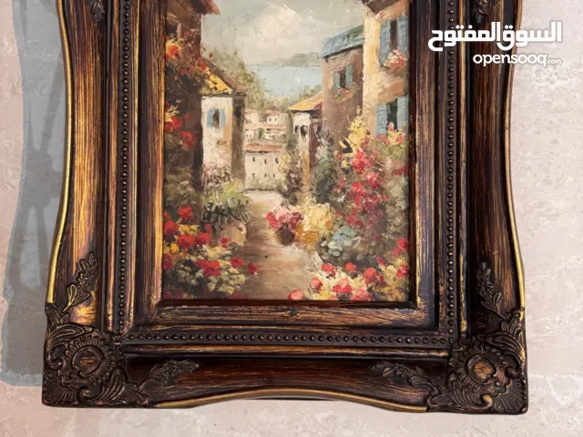 مجموعة لوحات رسم يد مع اطارات فخمة ومقاييس مختلفة . كل لوحة مكتوب علىها سعها مع حجمها