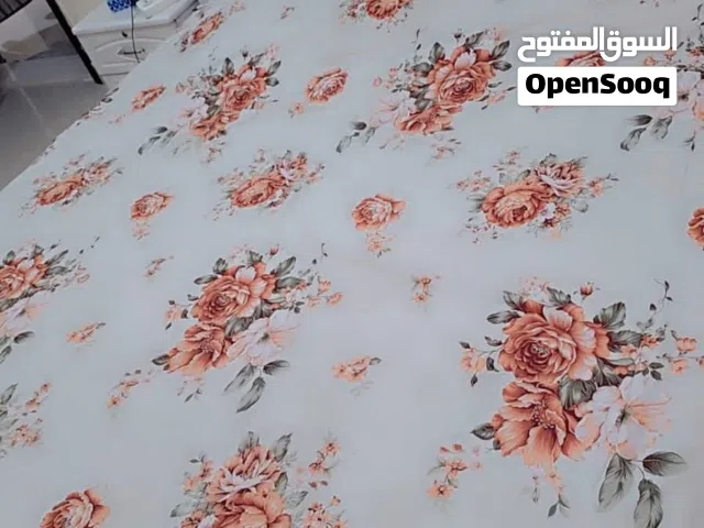 غرفة نوم تخت وخزانه وتسريحه و2كومدينه