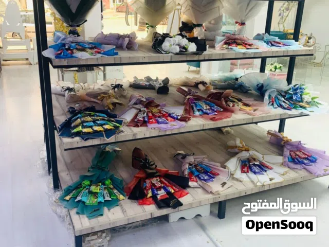 ديكور محل خشبي شبه جديد للبيع