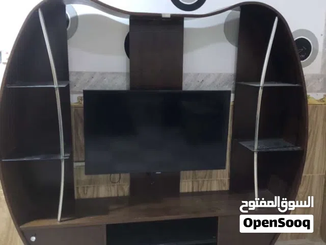 معرض شاشه كما في الصور خشب شغل تركي الحاله ممتازه حاليا مفتوح بسبب الانتقال  للبيع