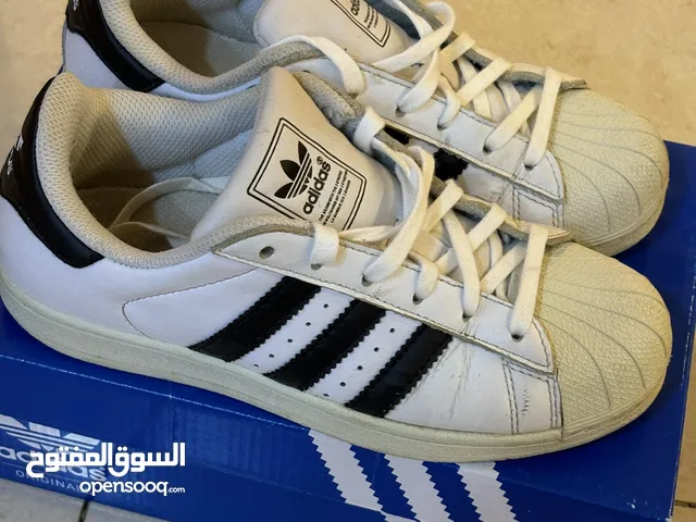 حذاء ماركة اديداس